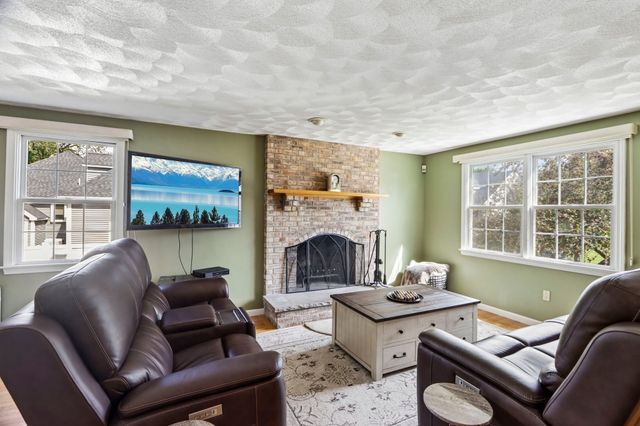 28 Hampden Ave, Burlington, MA 01803