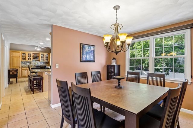 28 Hampden Ave, Burlington, MA 01803