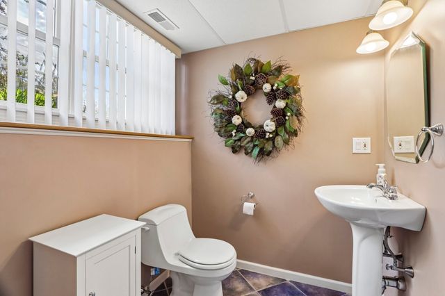 28 Hampden Ave, Burlington, MA 01803