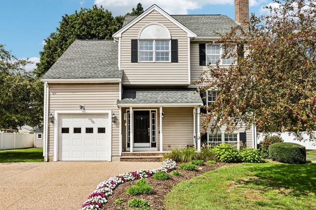 28 Hampden Ave, Burlington, MA 01803