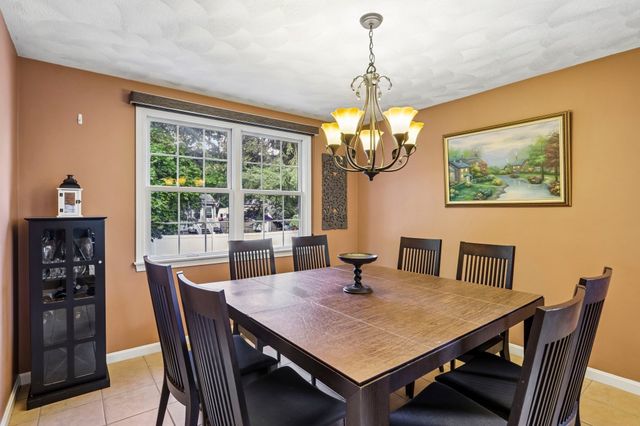 28 Hampden Ave, Burlington, MA 01803