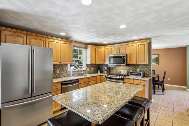 28 Hampden Ave, Burlington, MA 01803