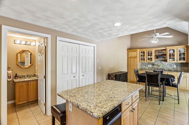 28 Hampden Ave, Burlington, MA 01803