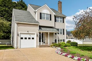 28 Hampden Ave, Burlington, MA 01803