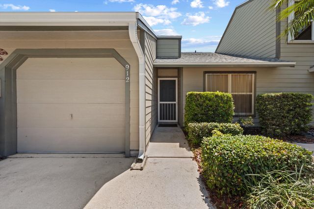912 NE Sandalwood Place, Jensen Beach, FL 34957