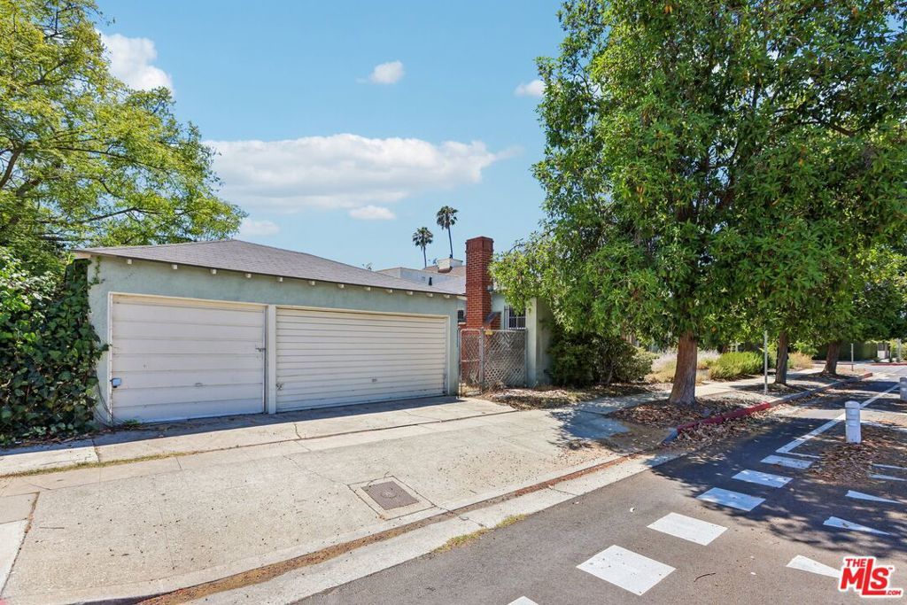 Image 10 of property listing at 5218 San Vicente Boulevard, Los Angeles, CA 90019