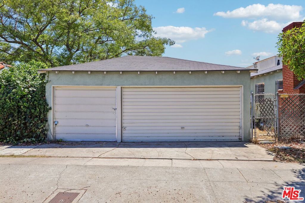 Image 11 of property listing at 5218 San Vicente Boulevard, Los Angeles, CA 90019