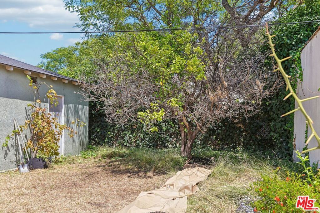 Image 12 of property listing at 5218 San Vicente Boulevard, Los Angeles, CA 90019