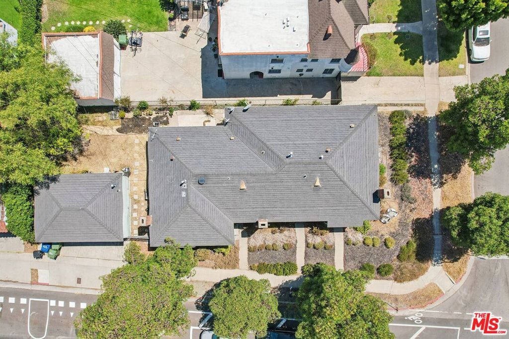 Image 13 of property listing at 5218 San Vicente Boulevard, Los Angeles, CA 90019