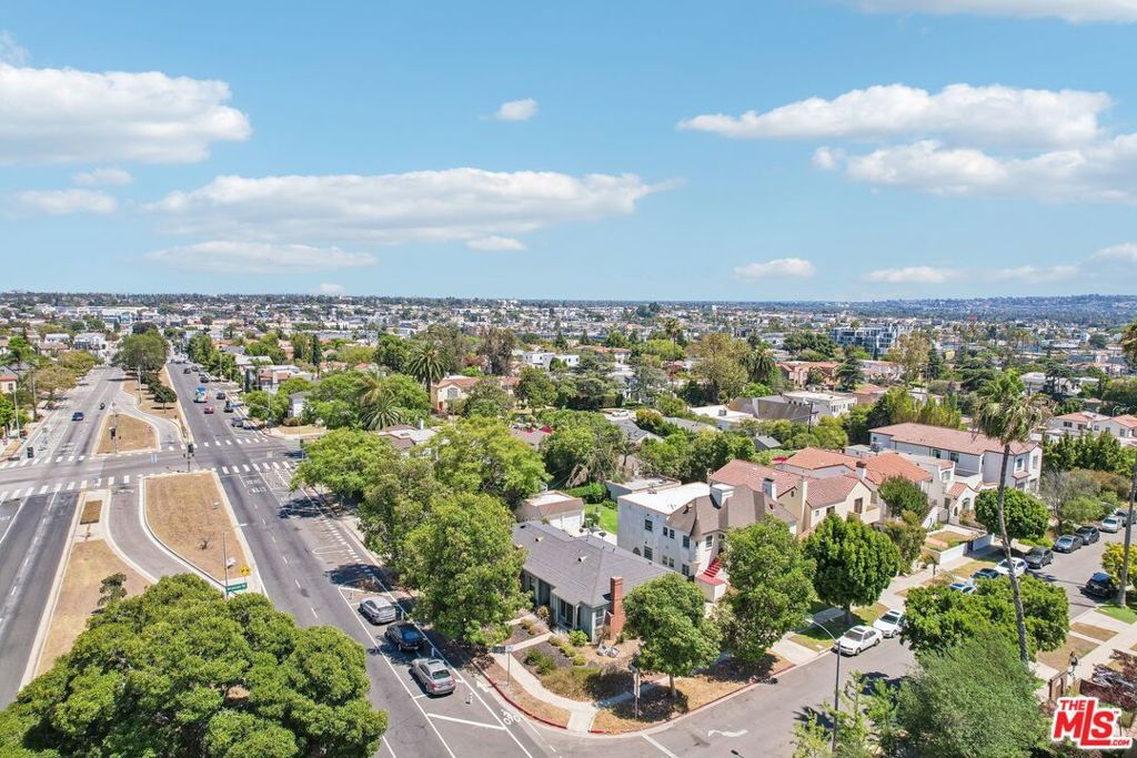 Image 14 of property listing at 5218 San Vicente Boulevard, Los Angeles, CA 90019