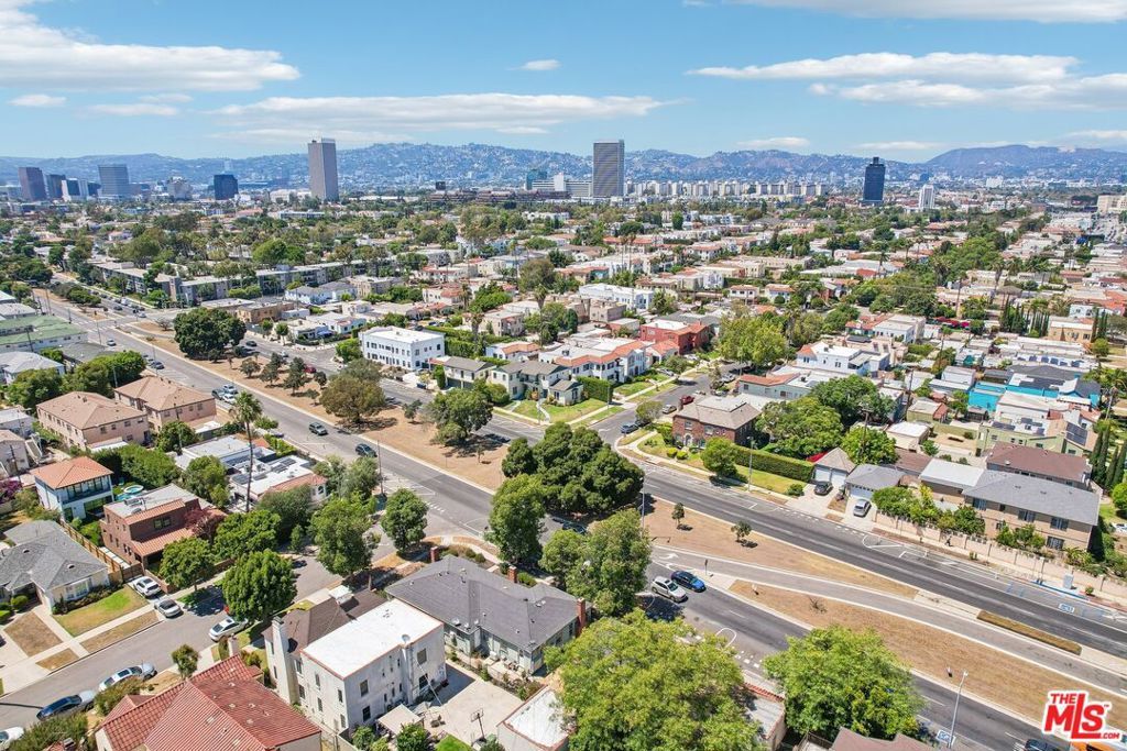 Image 15 of property listing at 5218 San Vicente Boulevard, Los Angeles, CA 90019