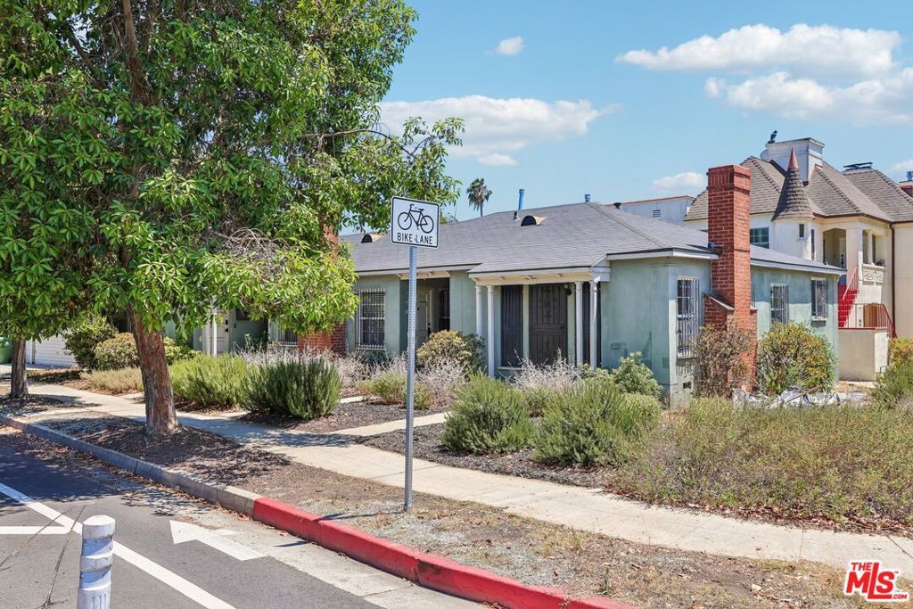 Image 3 of property listing at 5218 San Vicente Boulevard, Los Angeles, CA 90019