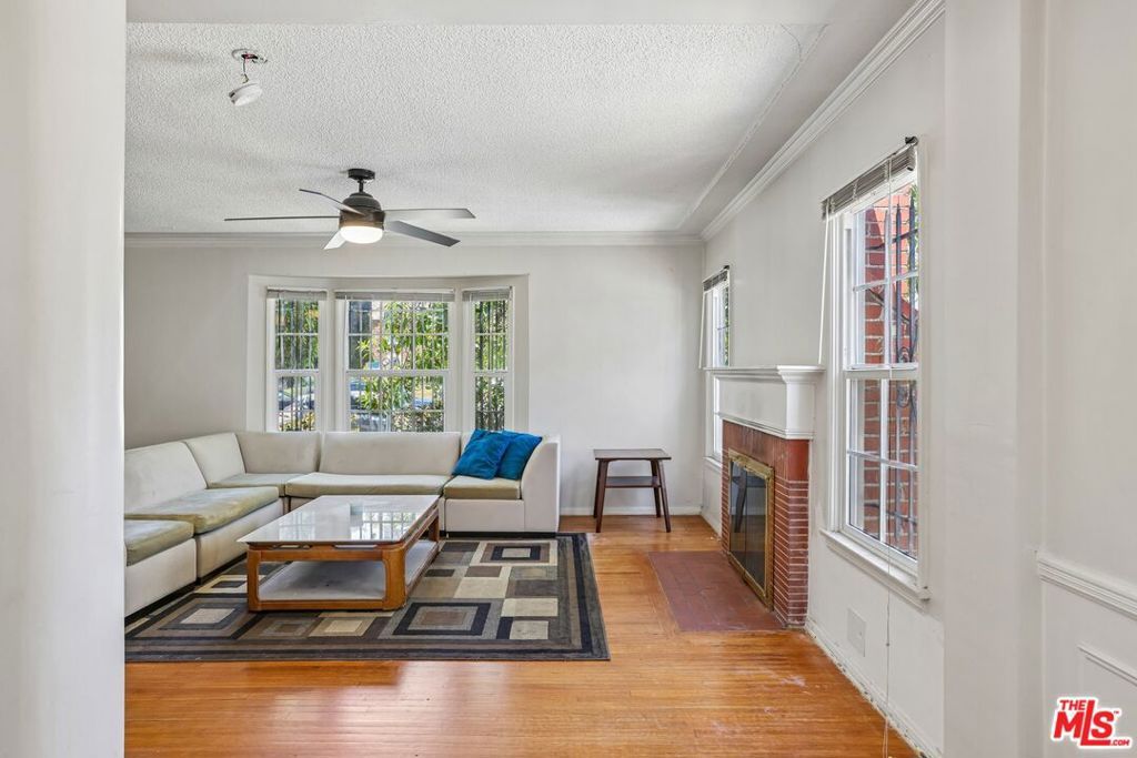 Image 4 of property listing at 5218 San Vicente Boulevard, Los Angeles, CA 90019