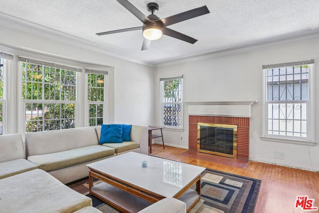 Image 5 of property listing at 5218 San Vicente Boulevard, Los Angeles, CA 90019