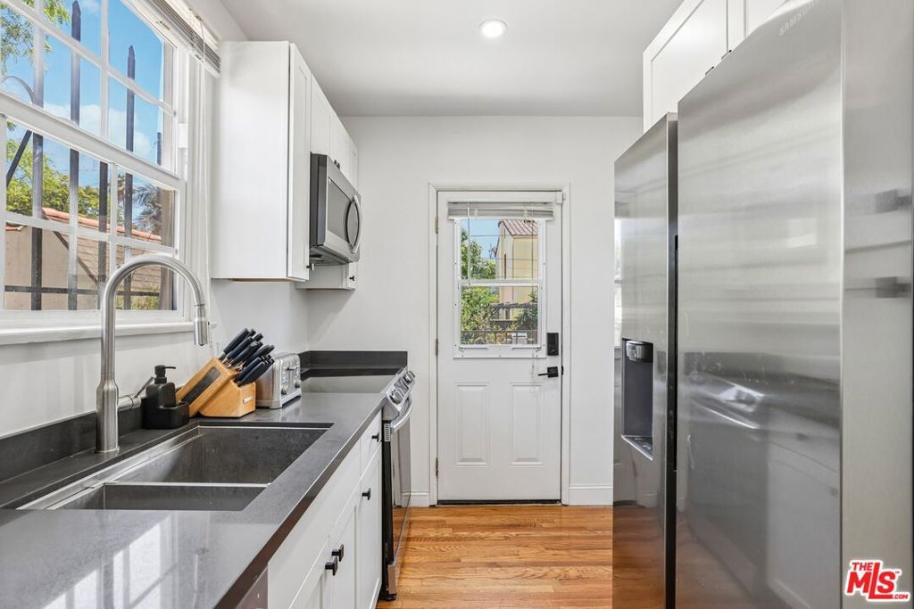 Image 6 of property listing at 5218 San Vicente Boulevard, Los Angeles, CA 90019