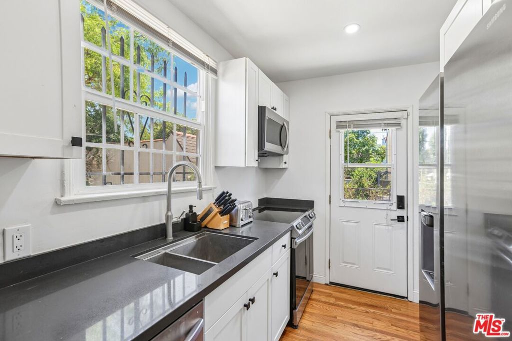 Image 7 of property listing at 5218 San Vicente Boulevard, Los Angeles, CA 90019