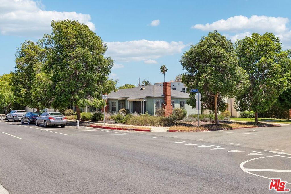 Image 8 of property listing at 5218 San Vicente Boulevard, Los Angeles, CA 90019
