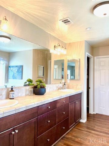 1450 W Ambassador Way, Hanford, CA 93230