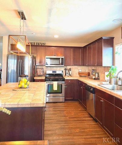 1450 W Ambassador Way, Hanford, CA 93230