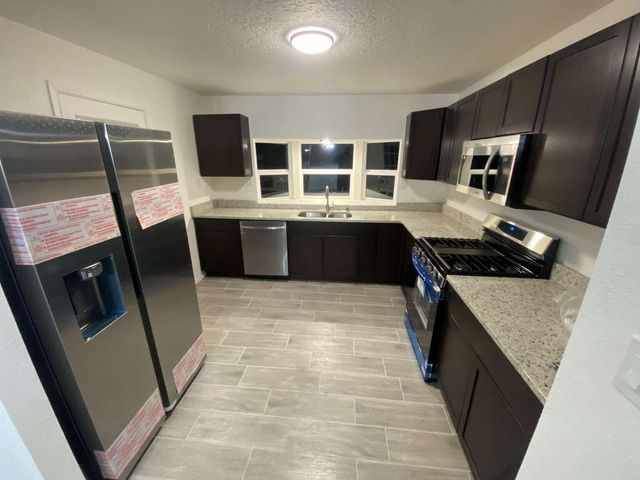 538 58th Street NW, Albuquerque, NM 87105