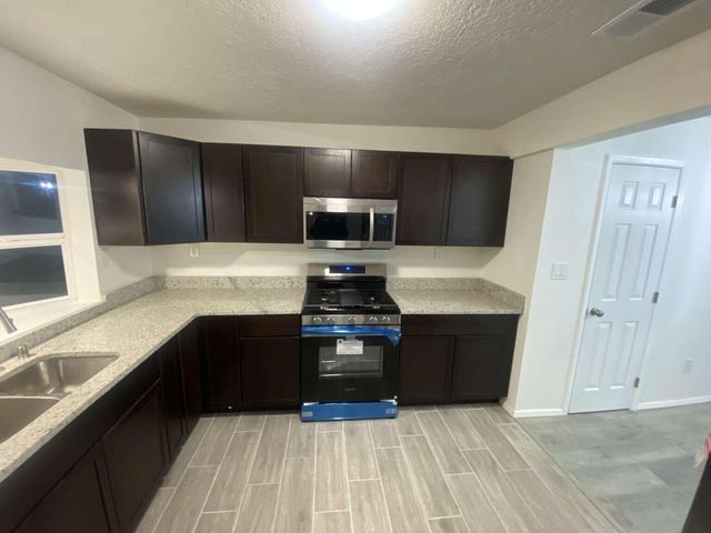 538 58th Street NW, Albuquerque, NM 87105