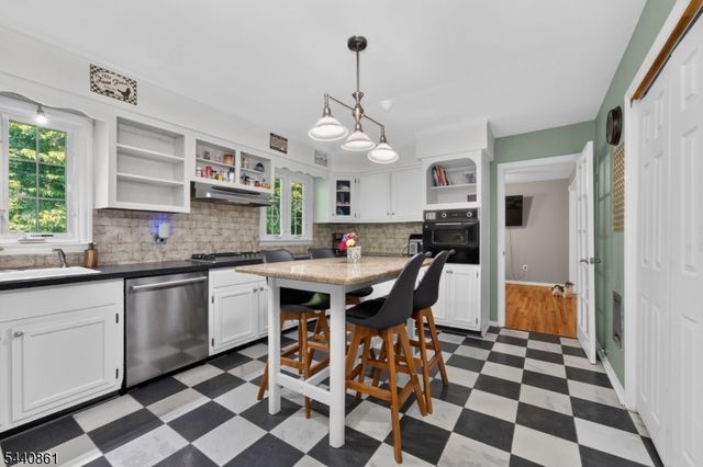 501 Hamilton Dr, Hackettstown Town, NJ 07840
