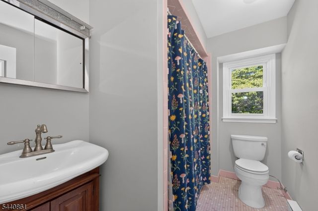 501 Hamilton Dr, Hackettstown Town, NJ 07840