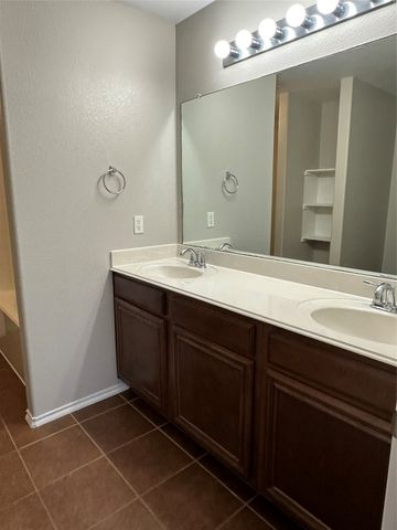 2031 Allyson Drive, Heartland, TX 75126