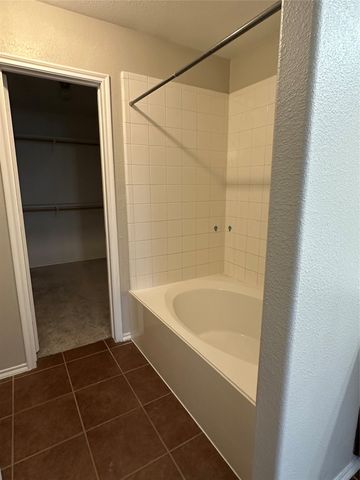 2031 Allyson Drive, Heartland, TX 75126
