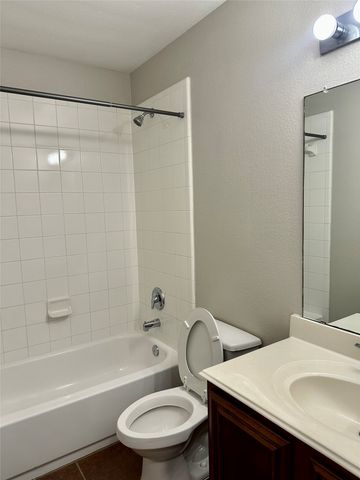 2031 Allyson Drive, Heartland, TX 75126