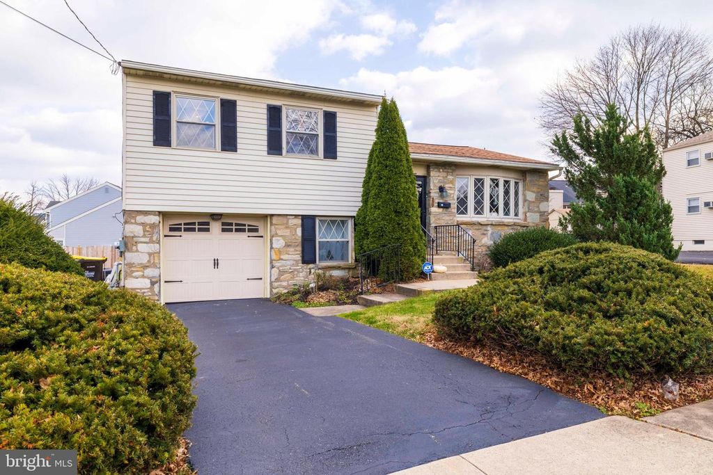 Image 1 of property listing at 13 W END DR, Lansdale, PA 19446