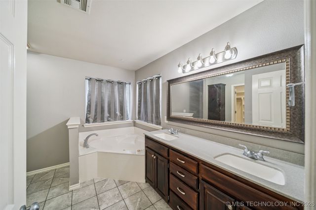 11213 S 275th East Avenue, Coweta, OK 74429