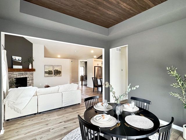 W255S5377 Primrose LANE, Waukesha, WI 53189