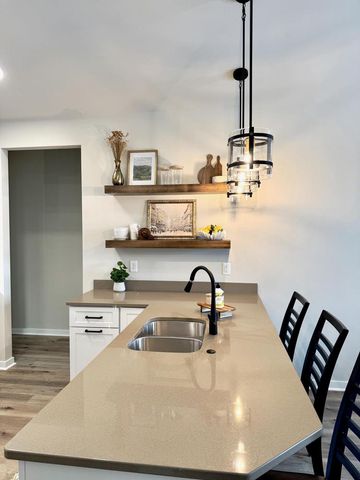 W255S5377 Primrose LANE, Waukesha, WI 53189