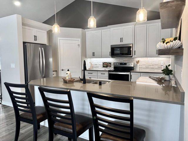 W255S5377 Primrose LANE, Waukesha, WI 53189