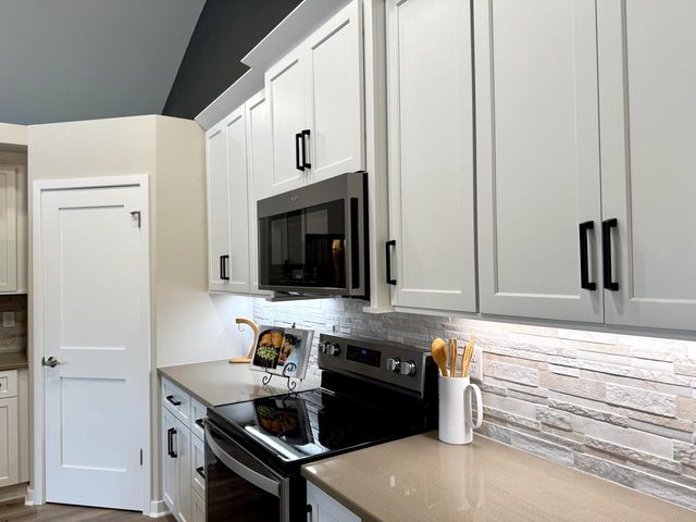 W255S5377 Primrose LANE, Waukesha, WI 53189