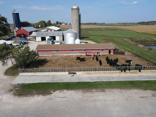 8223 Middle ROAD, Oostburg, WI 53070