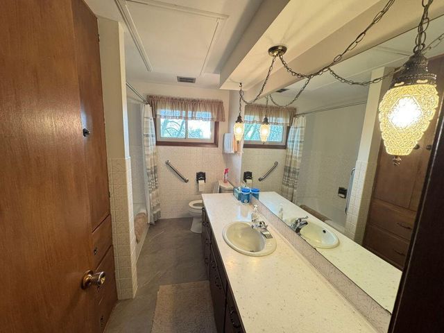 8223 Middle ROAD, Oostburg, WI 53070