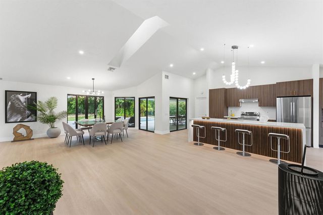 2 Dunbar Road, Palm Beach Gardens, FL 33418