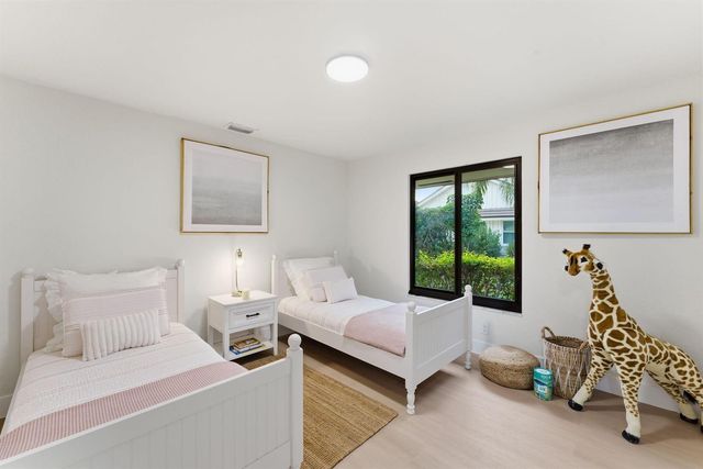 2 Dunbar Road, Palm Beach Gardens, FL 33418