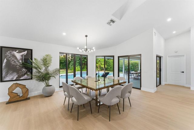 2 Dunbar Road, Palm Beach Gardens, FL 33418