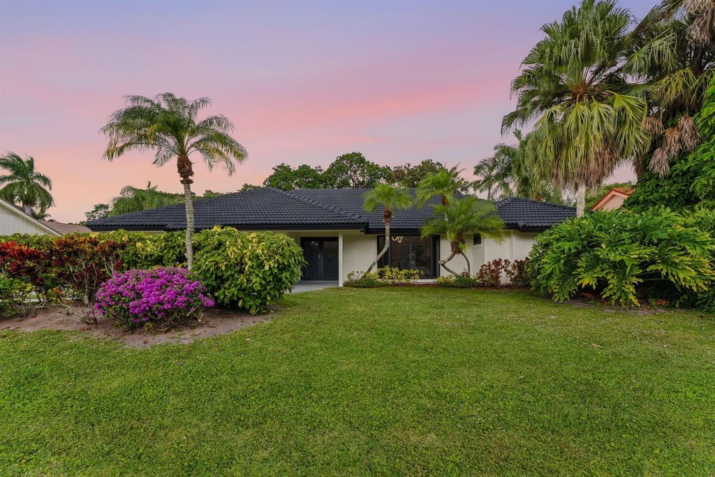 2 Dunbar Road, Palm Beach Gardens, FL 33418