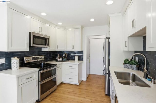 410 Puerto Pl, Hayward, CA 94541