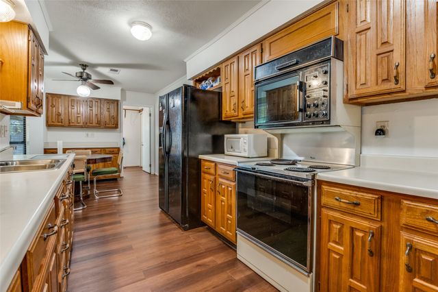 402 Chestnut Drive, Grand Prairie, TX 75052