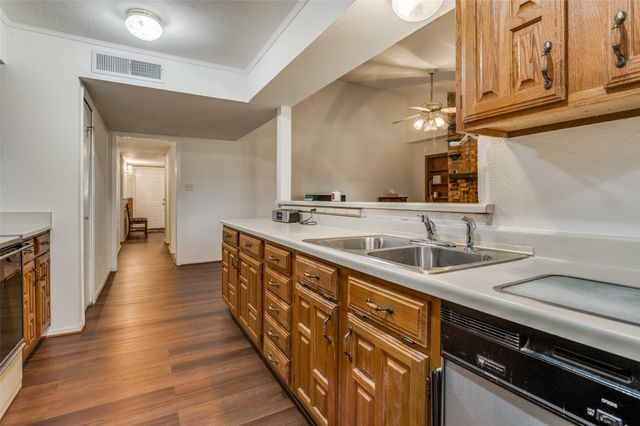 402 Chestnut Drive, Grand Prairie, TX 75052