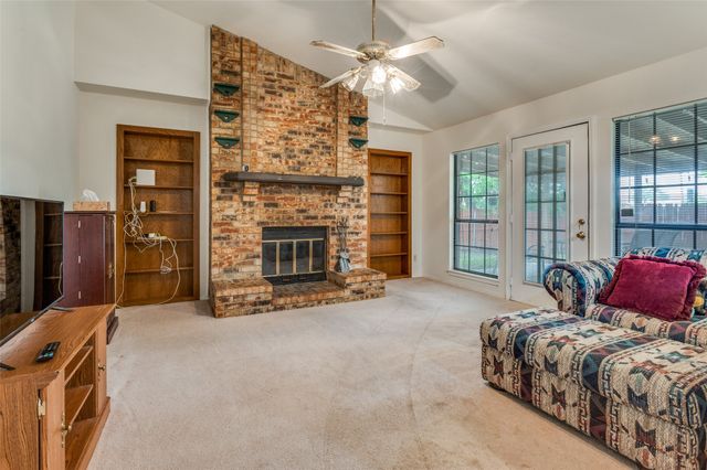 402 Chestnut Drive, Grand Prairie, TX 75052