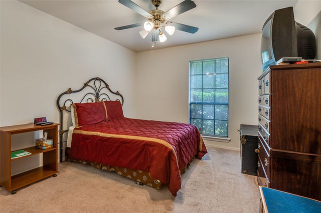 402 Chestnut Drive, Grand Prairie, TX 75052