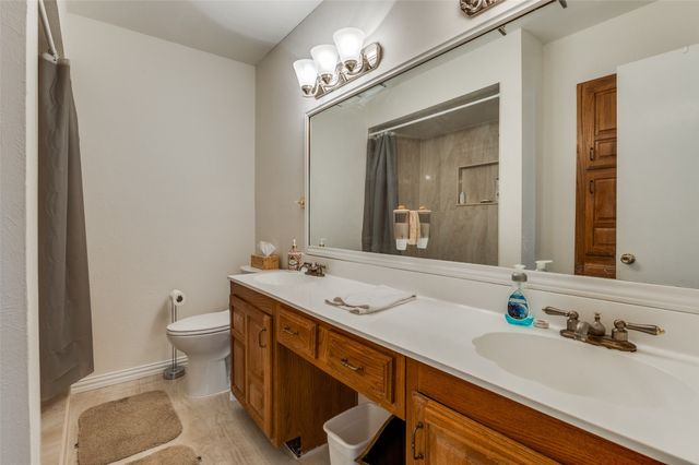 402 Chestnut Drive, Grand Prairie, TX 75052