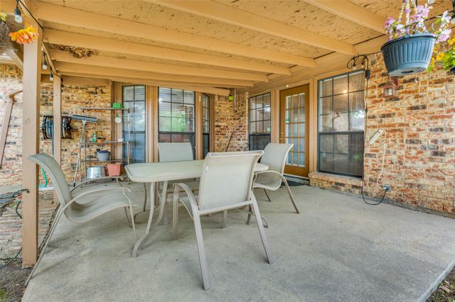 402 Chestnut Drive, Grand Prairie, TX 75052