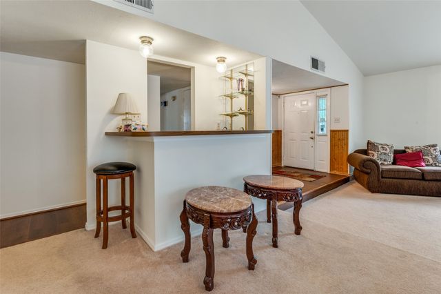 402 Chestnut Drive, Grand Prairie, TX 75052